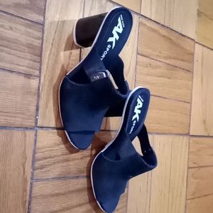 Anne Klein 5.5M navy blue suede sandals with patent navy 2.5" heel